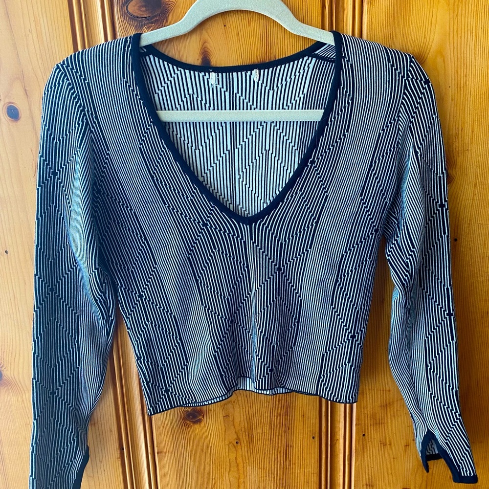 Unique patterned b&w sweater